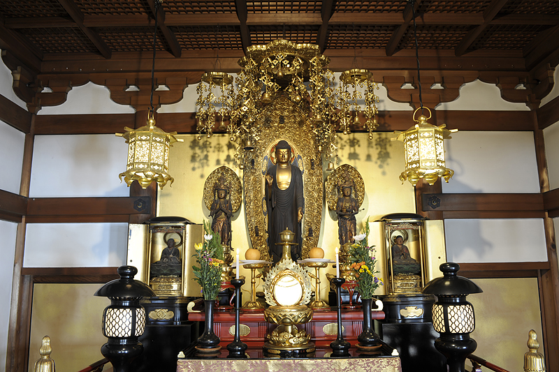 本堂内陣