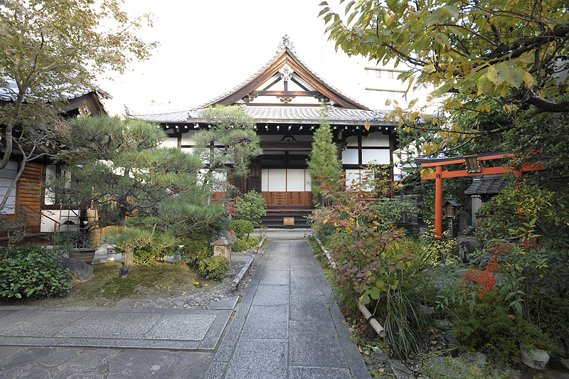 本堂と前庭