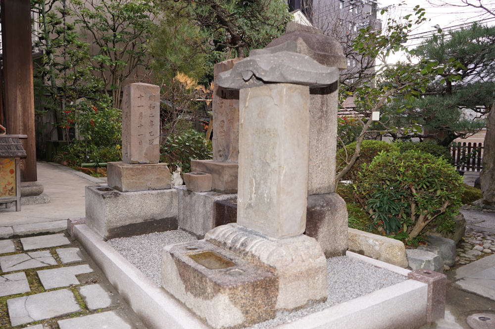 本堂前の伊藤若冲親族のお墓1